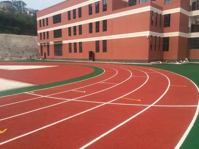 透氣型塑膠跑道基礎(chǔ)是如何施工的?